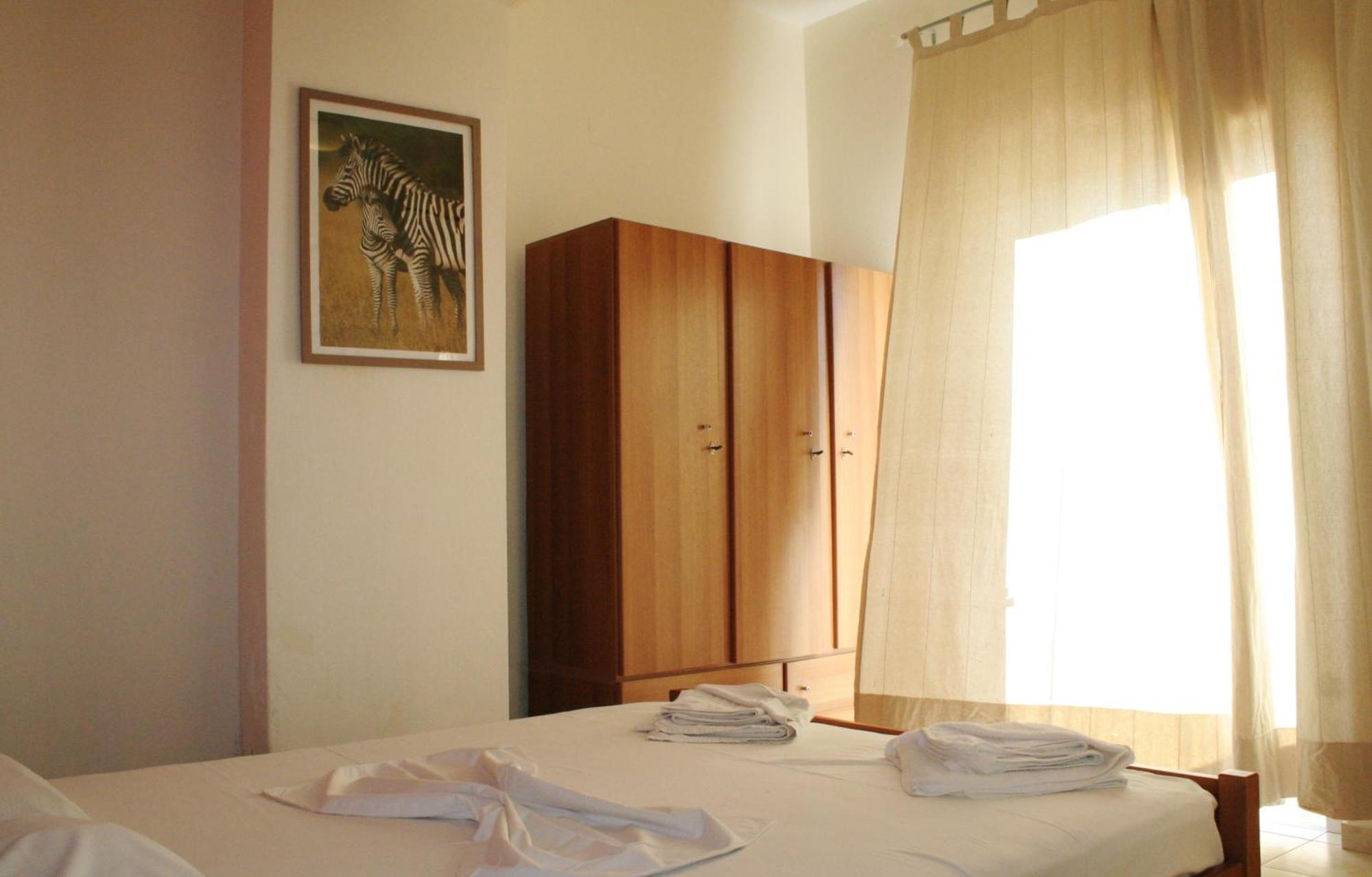 Flisvos Rooms Palaiochora Bilik gambar